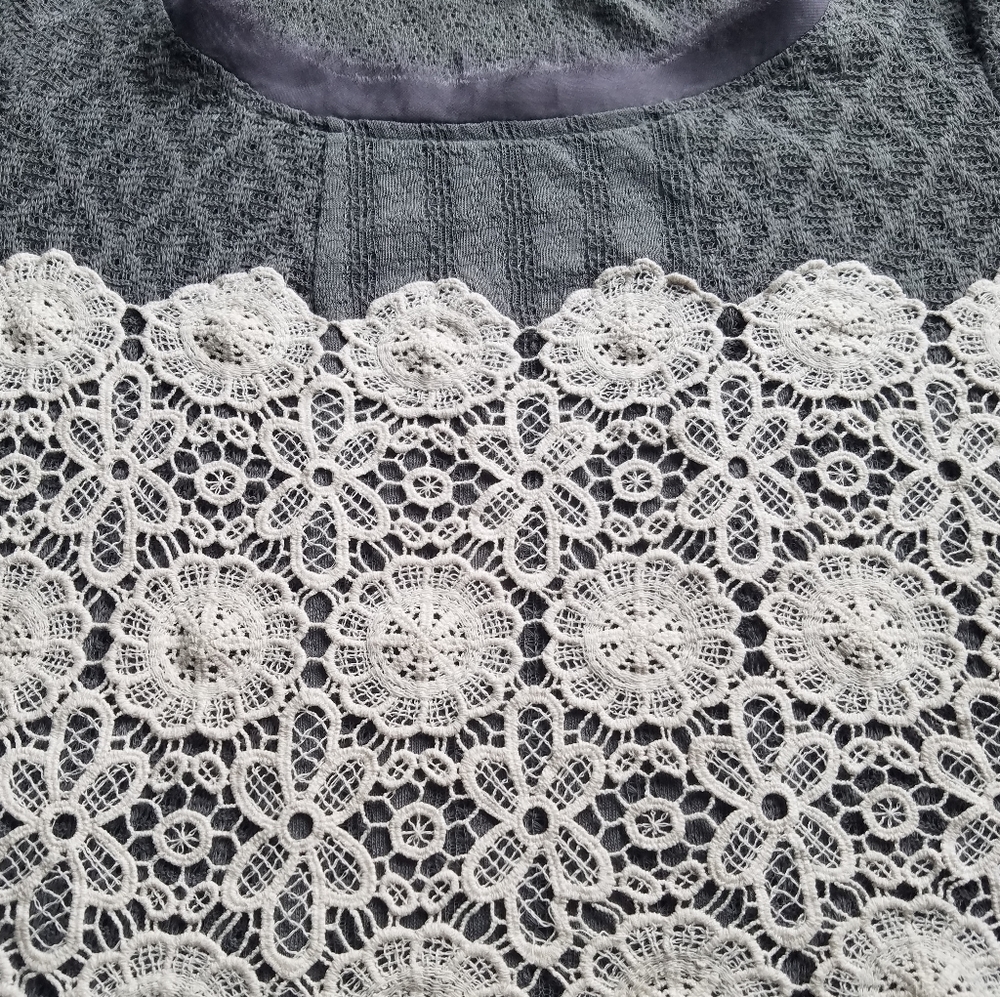 Anthropologie Meadow Rue open knit sweater top in grey with white floral lace - Picture 4 of 12